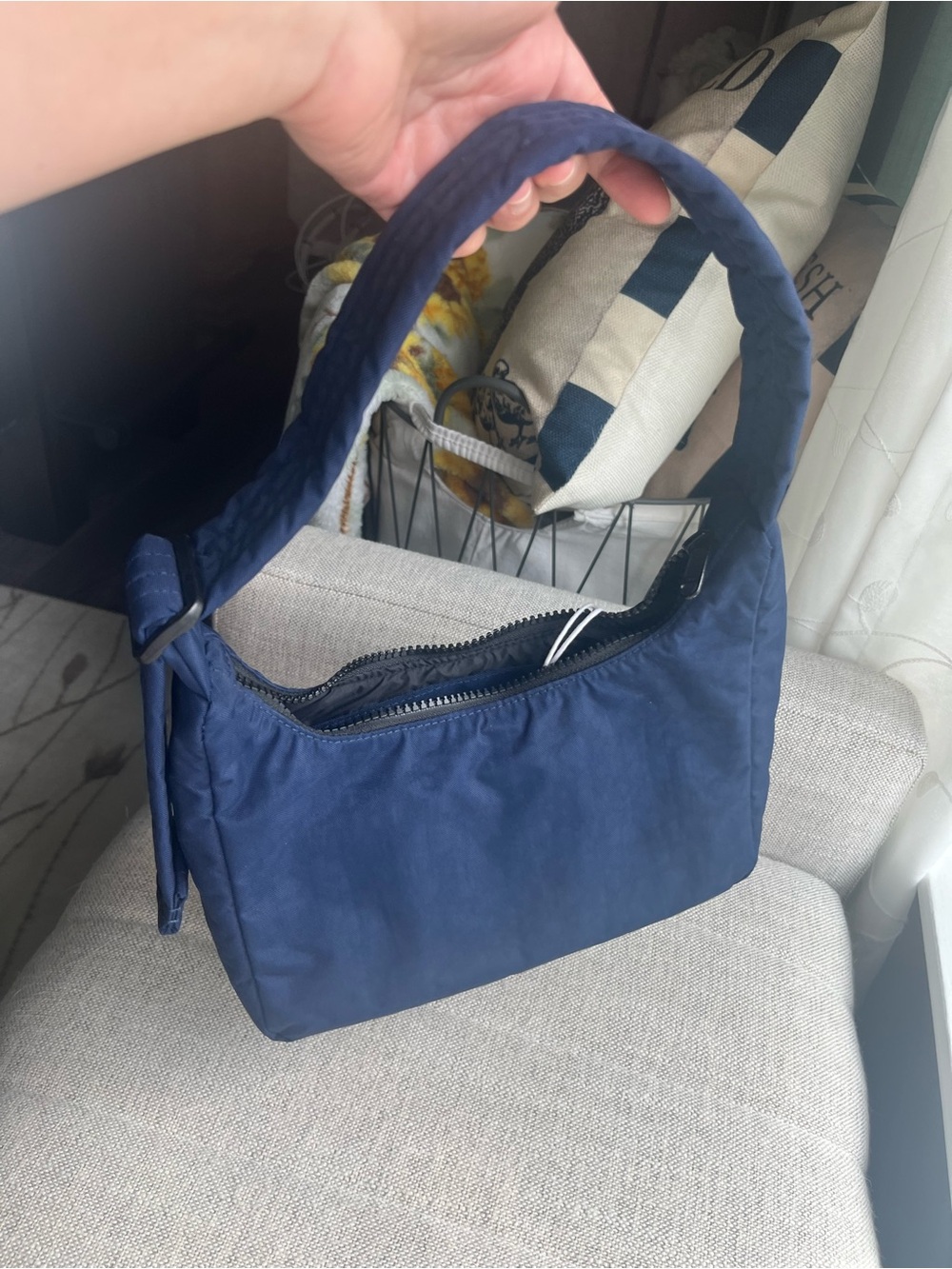 BAGGU Navy Shoulder Bag with Logo Patch - Picture 4 of 6